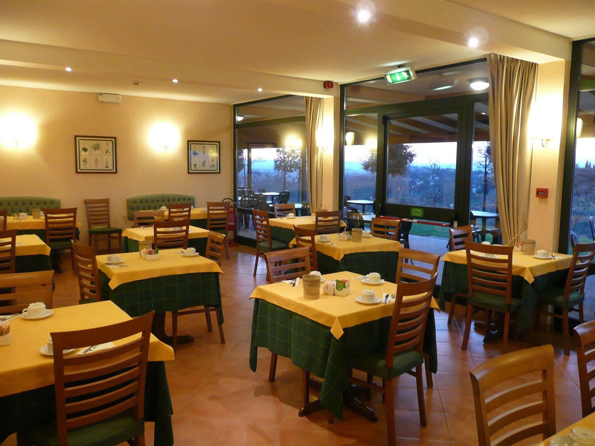 فندق سيينافي  سانجالو بارك هوتل المطعم الصورة